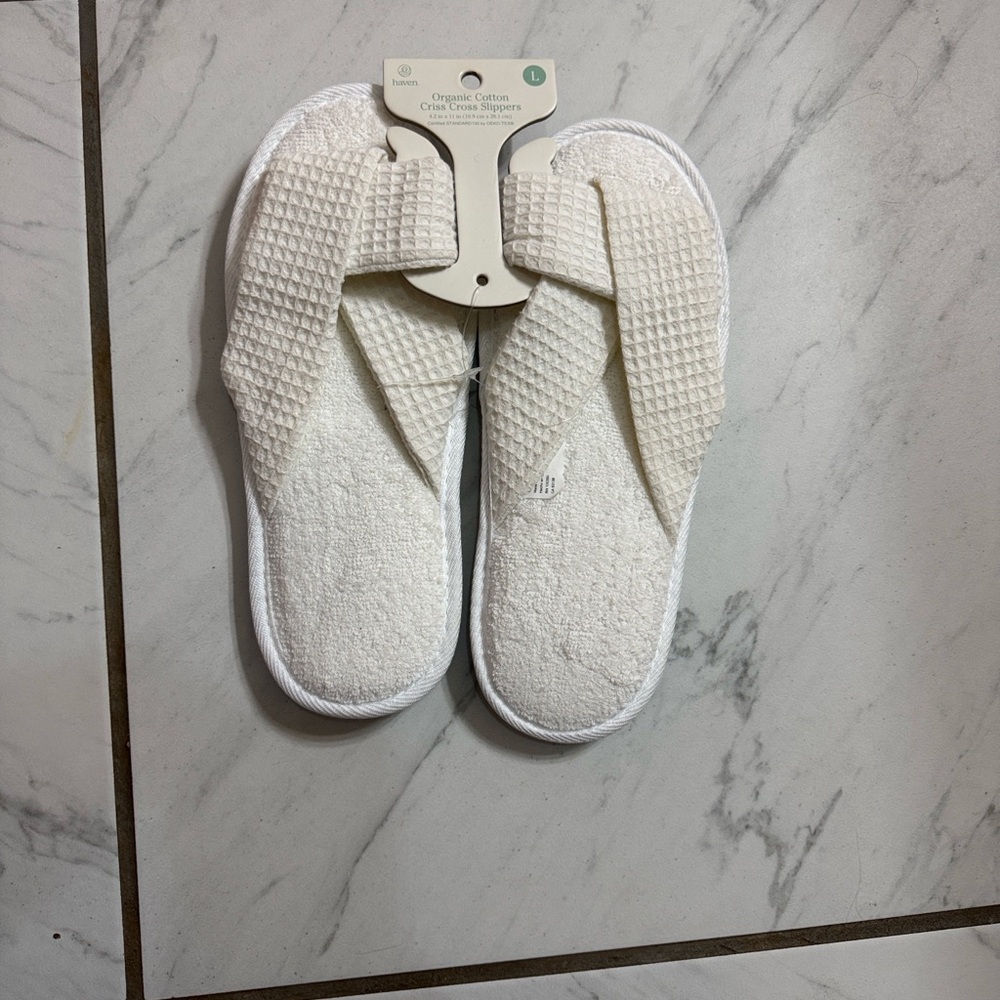 Bed Bath & Beyond white Textured Slippers